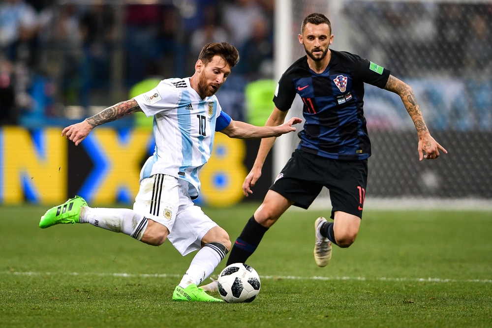 Lionel Messi ja Marcelo Brozovic pelaamassa jalkapalloa